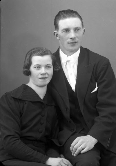 Porträtt av ett par; en herre och en dam. Ateljefoto.