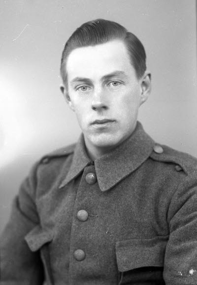 En herre i militäruniform.