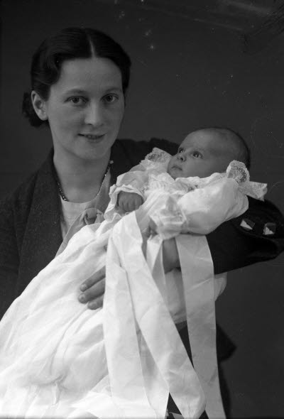 Porträtt av en dam och ett barn. Ateljefoto.