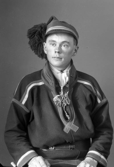 Porträtt av en herre i samedräkt. Ateljefoto.