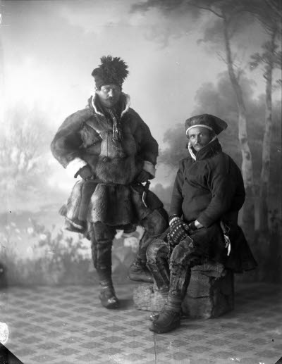 Porträtt av 2 herrar i samedräkt. Ateljefoto.