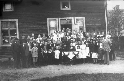 Exteriör. Gruppbild: släktmöte? Oidentifierade.