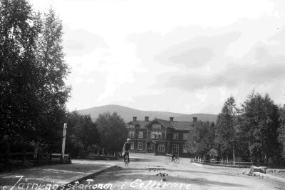 Järnvägsstationen, exteriör.