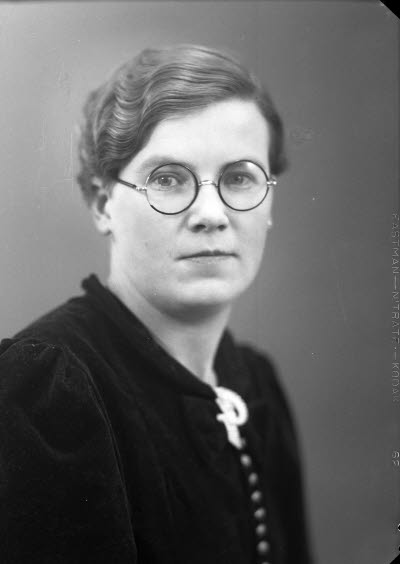 Porträtt av en dam. Ateljefoto.