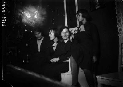 Ida Barrel med systern Hilda Styrman och syskonbarnen. Vardagsrum, interiör.