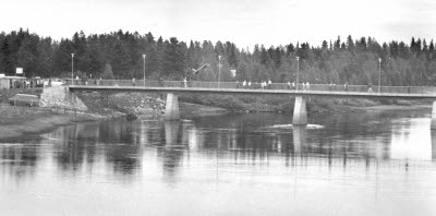 Bron till Tärendöholmen (Pajala Kommun) där Kalix Älv och Tärendö Älv flyter samman. Festplats. Midsommar.