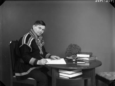 Porträtt av en herre i samedräkt. Ateljefoto.