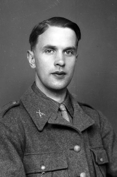 Porträtt av en herre i militäruniform. Ateljefoto.