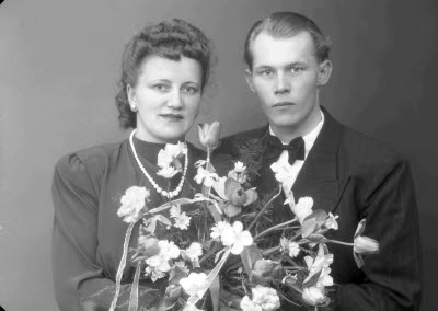 Porträtt av ett brudpar; en herre och en dam. Ateljefoto.