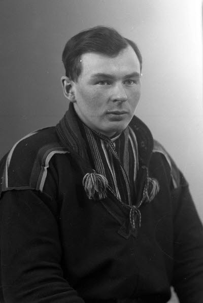 Porträtt av en herre i samedräkt. Ateljefoto.