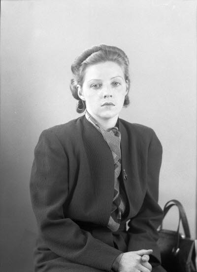 Porträtt av en dam. Ateljefoto.