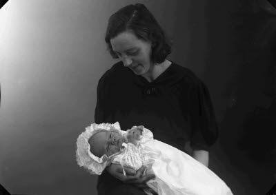 Porträtt av en dam och ett barn; mor och barn. Ateljefoto.