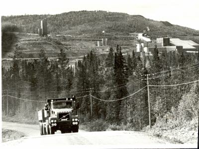 Tjautjasvägen; väg 860 till Tjautjasjaure. Lastbil. Vitåfors; LKAB´s industriområde: t.v. Alliansen med krosshus och silos. "Lappkyrkan", sovringsverk, anrikningsverk.