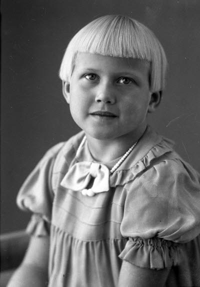 Porträtt av ett barn; en flicka. Ateljefoto.