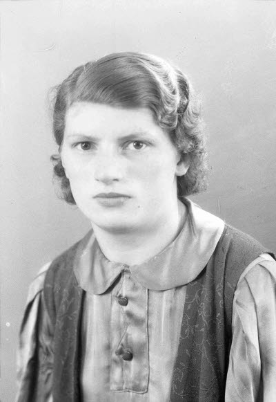 Porträtt av en dam. Ateljefoto.