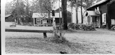 T.h. Ullattigården, Hembygdsområdet, Gällivare. Huset byggdes 1869 av Erkki Abo Johansson i Ullatti och fungerade både som samlingsplats och gästgiveri. 1966 flyttades byggnaden till Hembygdsområdet.