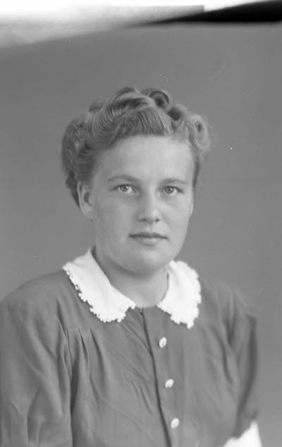 Porträtt av en dam. Ateljefoto.