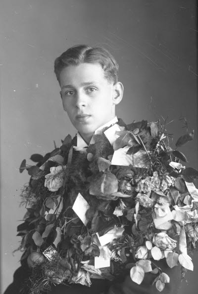 Porträtt av en pojke, studentexamen. Ateljefoto.