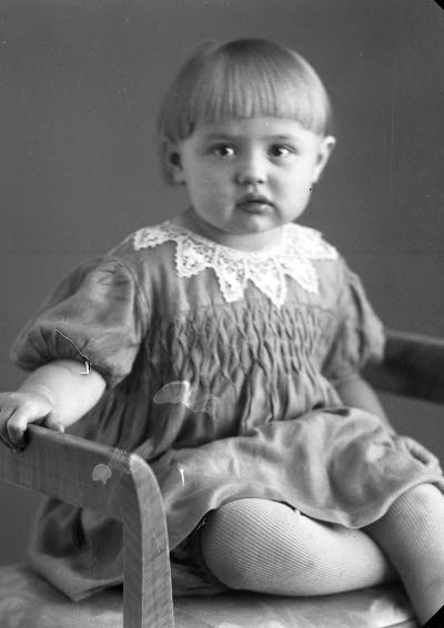 Porträtt av ett barn; en flicka. Ateljefoto.