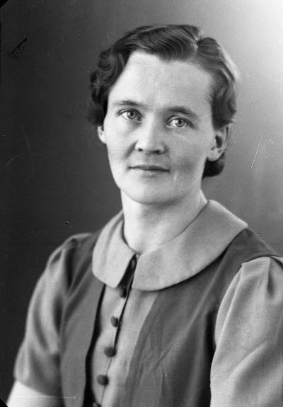 Porträtt av en dam. Ateljefoto.