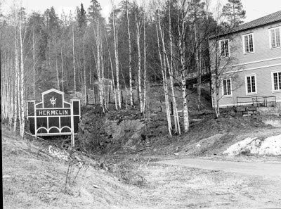 Hermelinstollen. Gruvingång. T.h. Hermelins gruvstuga; LKAB gruvmuseum.