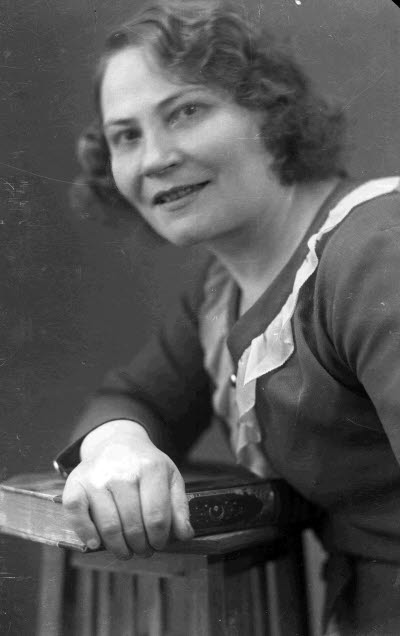 Självporträtt av fotografen Ida Barrel. Ateljefoto.