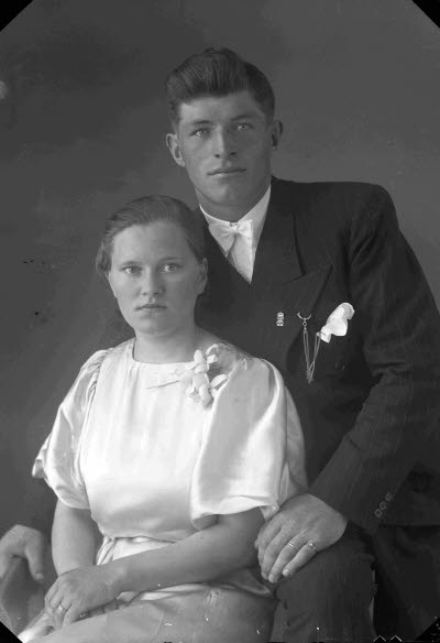 Porträtt av ett brudpar. Ateljefoto.