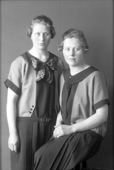 Porträtt av två damer. Ateljefoto.