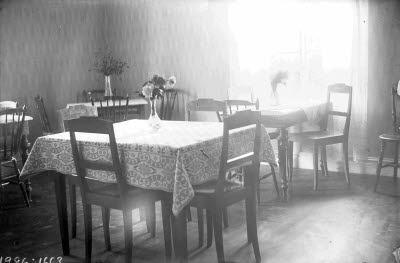 Interiörbild från kafé eller matservering.