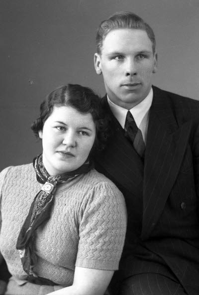 Porträtt av ett par; en herre och en dam. Ateljefoto.